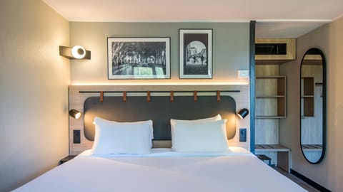 Superior Room, 1 King Bed | Premium bedding, desk, blackout drapes, iron/ironing board (on request)