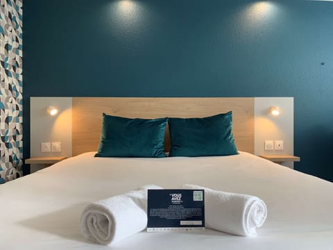 Desk, laptop workspace, soundproofing, free WiFi