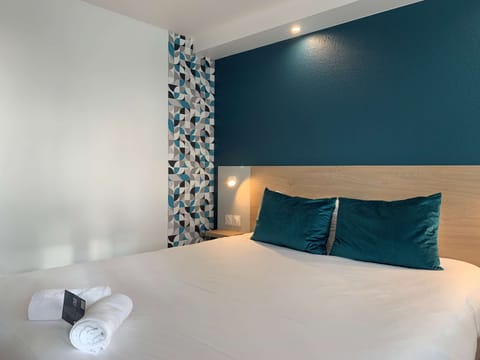 Desk, laptop workspace, soundproofing, free WiFi