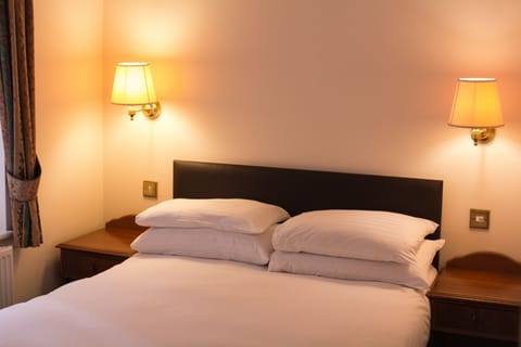 Double Room | In-room safe, desk, iron/ironing board, free WiFi