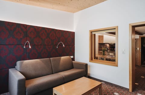 Suite (2 people) | Living area | TV