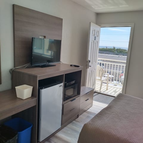 Standard Room, 1 Queen Bed, Partial Sea View | Blackout drapes, WiFi (free), bed sheets