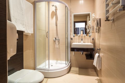 Junior Suite | Bathroom | Free toiletries, hair dryer, bathrobes, slippers