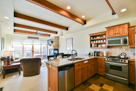 Townhome, Multiple Beds, Hot Tub, Mountain View | Private kitchen | Microwave, coffee/tea maker, toaster, paper towels