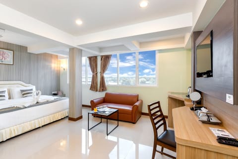 Suite Room with Bathtub | Desk, laptop workspace, blackout drapes, free WiFi