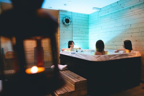 Indoor spa tub