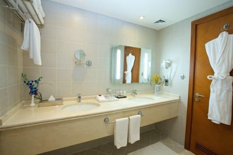 Junior Suite | Bathroom | Combined shower/tub, free toiletries, hair dryer, slippers