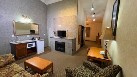 Luxury Suite, 1 Queen Bed with Sofa bed | Blackout drapes, free cribs/infant beds, rollaway beds, free WiFi