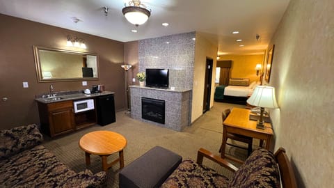 Luxury Queen Suite, Jetted Tub | Blackout drapes, free cribs/infant beds, rollaway beds, free WiFi