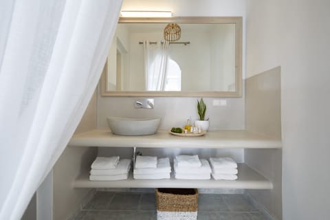 Classic Room, Caldera & Sea View | Bathroom amenities | Shower, free toiletries, hair dryer, towels