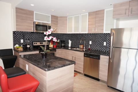 Comfort Apartment, 2 Bedrooms, Ocean View (and Full Bed) | Private kitchen | Fridge, microwave, oven, dishwasher