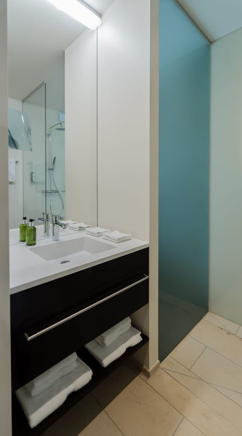 Shower, rainfall showerhead, free toiletries, hair dryer