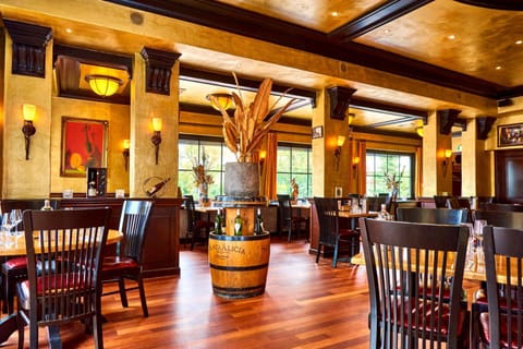 2 restaurants; lunch and dinner served