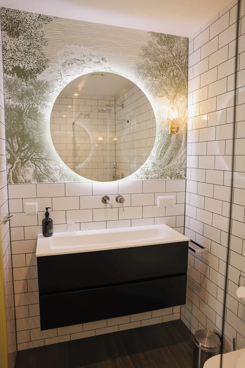 Signature Double Room, 2 Twin Beds | Bathroom | Free toiletries, towels