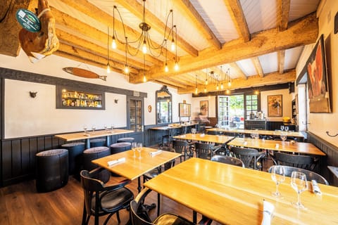 2 restaurants; lunch and dinner served