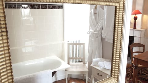 Suite (4 pax) | Bathroom | Free toiletries, hair dryer, bathrobes, slippers