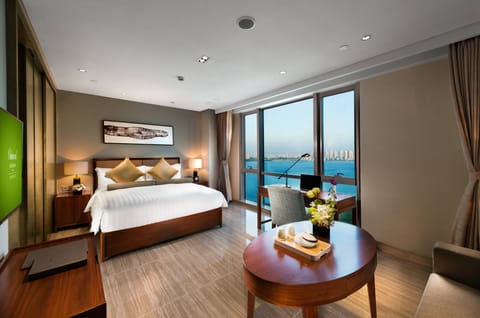 Premium bedding, in-room safe, desk, blackout drapes