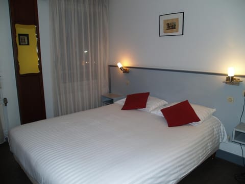 Desk, iron/ironing board, free cribs/infant beds, free WiFi