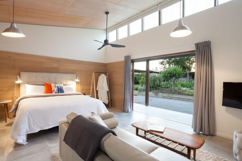 Premium bedding, pillowtop beds, iron/ironing board, WiFi (free)