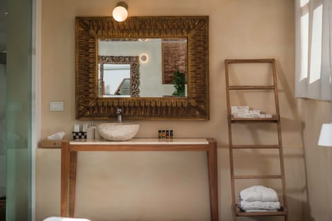 Deluxe Suite, 1 Bedroom, 2 Bathrooms, Sea Facing | Bathroom | Designer toiletries, hair dryer, bathrobes, slippers