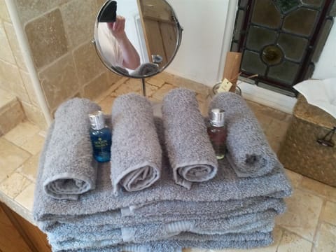 Double Room, Private Bathroom (Sleeps 4) | Bathroom | Free toiletries, bathrobes