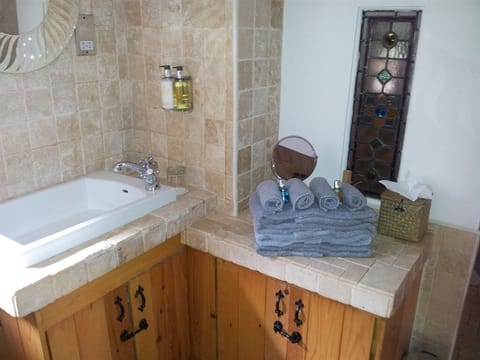 Double Room, Private Bathroom (Sleeps 4) | Bathroom | Free toiletries, bathrobes