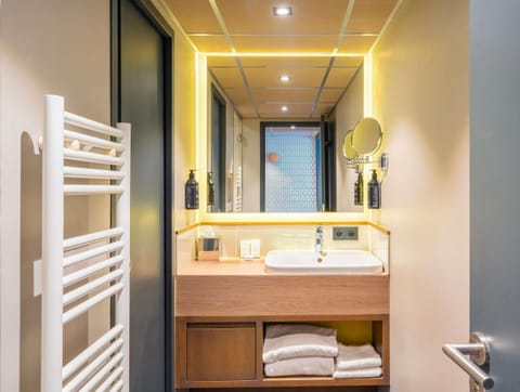 Superior Room, 2 Twin Beds | Premium bedding, minibar, in-room safe, desk