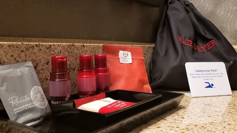 Combined shower/tub, free toiletries, hair dryer, towels