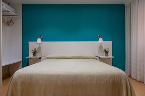 City Double or Twin Room | Desk, laptop workspace, cribs/infant beds, rollaway beds