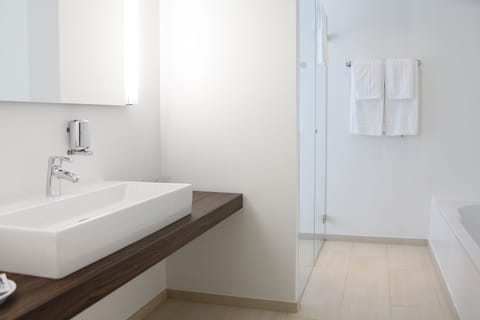 Suite | Premium bedding, desk, soundproofing, free WiFi