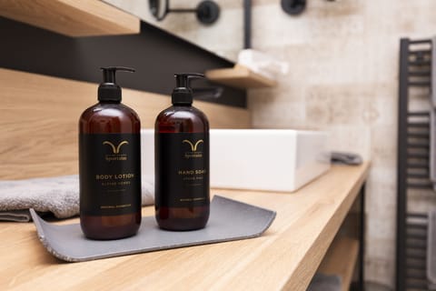 Double Room (Moos) | Bathroom | Shower, rainfall showerhead, free toiletries, hair dryer