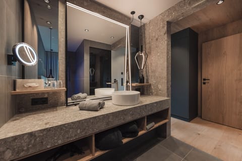 Deluxe Room | Bathroom | Shower, rainfall showerhead, free toiletries, hair dryer