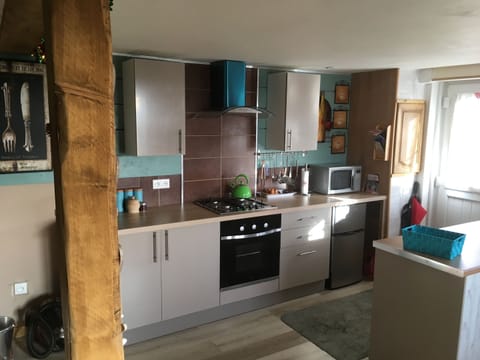 Standard Cottage, Ensuite (The Workshop) | Shared kitchen