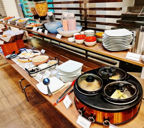 Free daily buffet breakfast