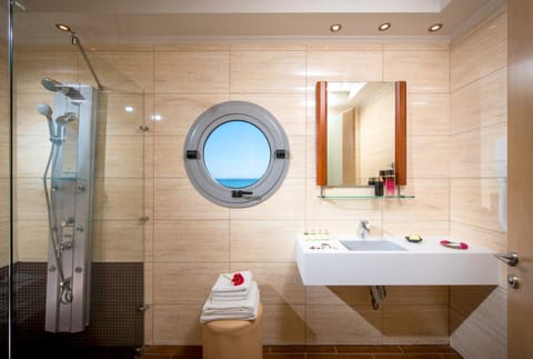 Junior Suite | Bathroom | Shower, rainfall showerhead, designer toiletries, hair dryer