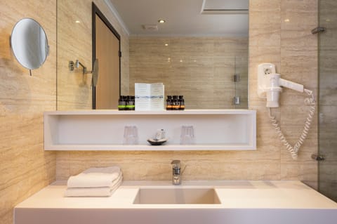 Junior Suite | Bathroom | Shower, rainfall showerhead, designer toiletries, hair dryer
