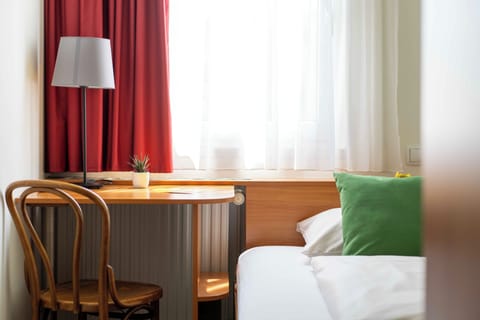 Single Room | Desk, blackout drapes, WiFi (free), bed sheets