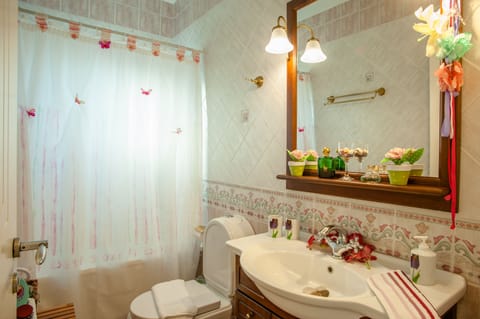 Deluxe Room, 3 Bedrooms | Bathroom | Shower, hair dryer, towels