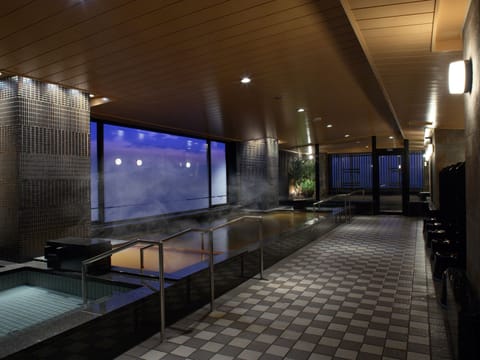 Sauna, hot tub, steam room, mud baths
