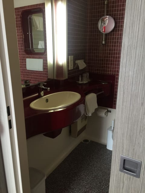 Combined shower/tub, free toiletries, hair dryer, towels