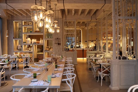 2 restaurants; breakfast, lunch, and dinner served