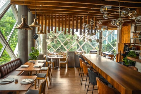 2 restaurants; breakfast, lunch, dinner, and brunch served