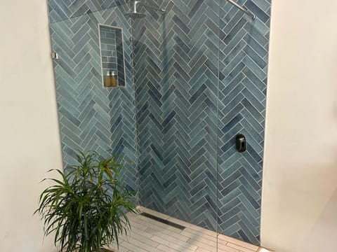 Superior King Suite | Bathroom | Free toiletries, hair dryer, bathrobes, towels