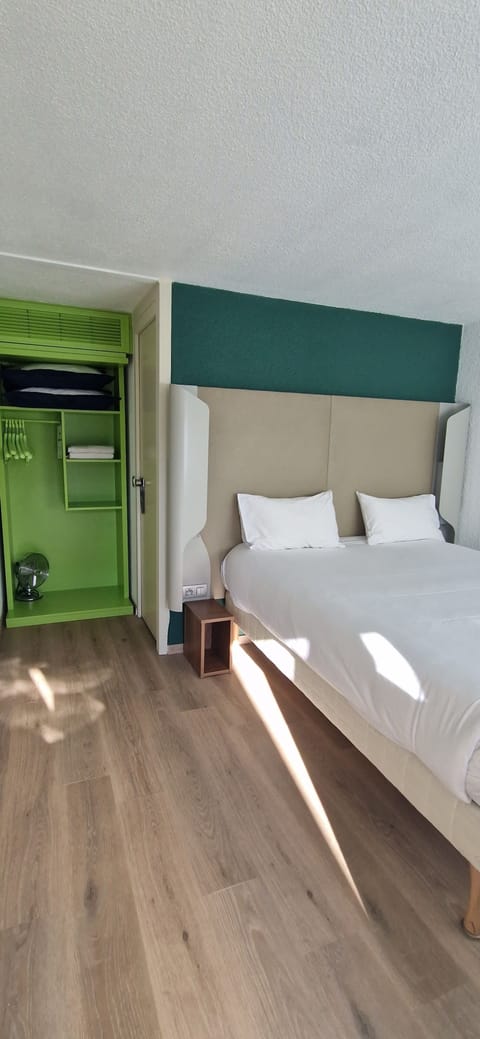 Standard Room, 1 Double Bed | Premium bedding, individually furnished, desk, laptop workspace