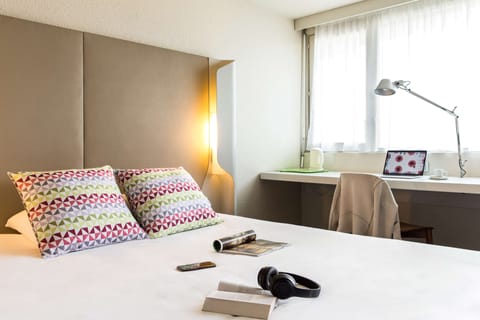 Standard Room, 1 Double Bed | Premium bedding, desk, iron/ironing board, free cribs/infant beds