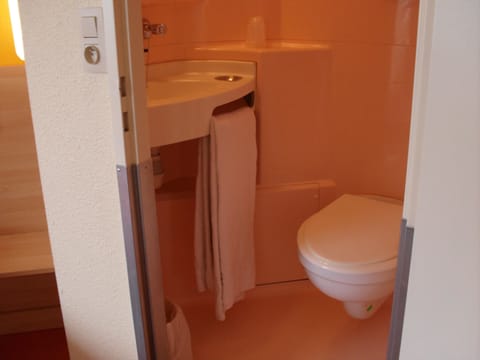 Shower, eco-friendly toiletries, towels