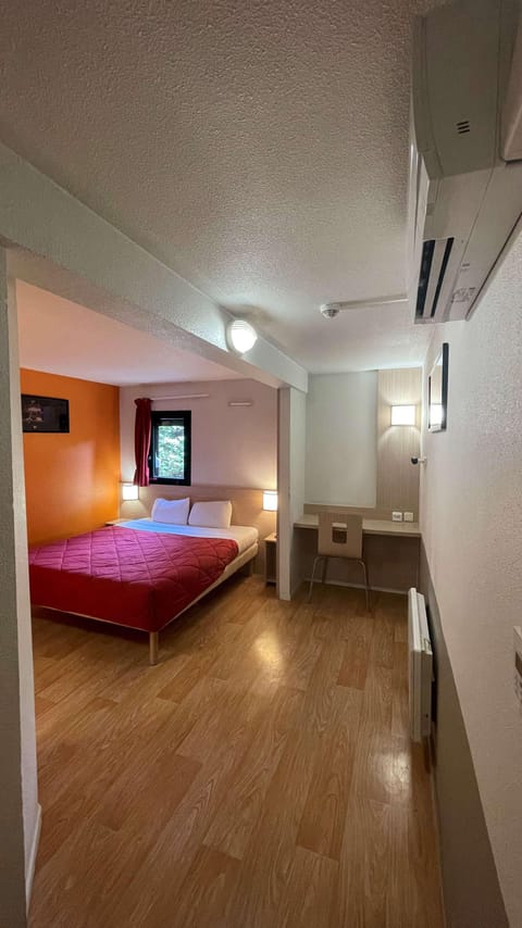 Desk, soundproofing, free WiFi, bed sheets