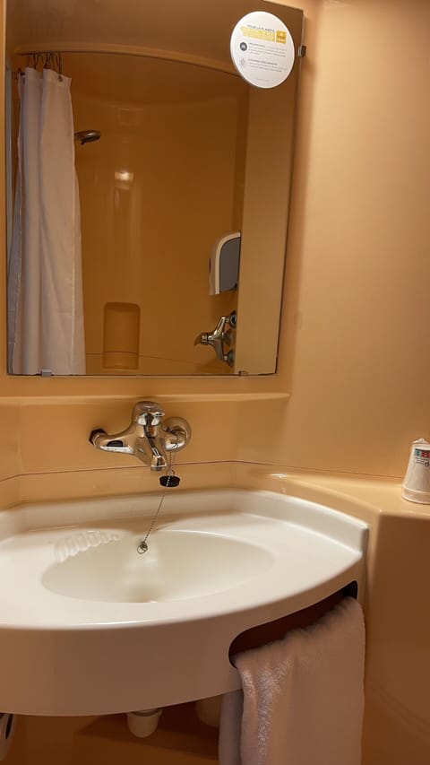 Shower, eco-friendly toiletries, towels