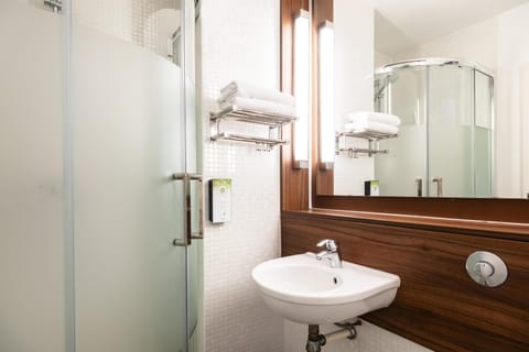 Standard Room, 1 Double Bed (Top Floor) | Bathroom | Shower, eco-friendly toiletries, hair dryer, towels