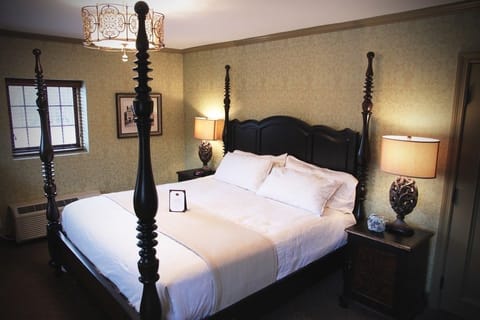 Signature Room, 1 King Bed | Free WiFi